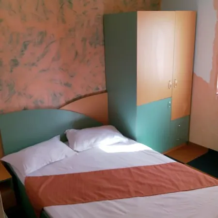Hostal Oana *